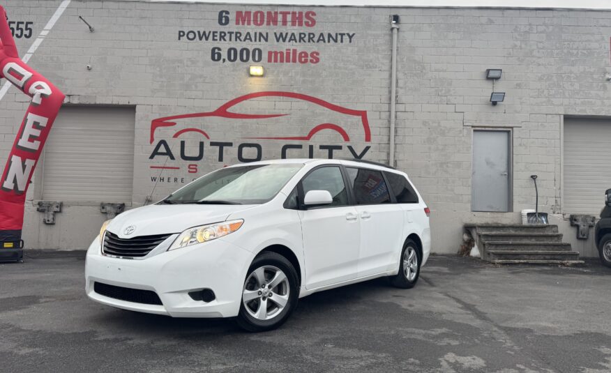 2011 Toyota sienna LE Minivan 4D