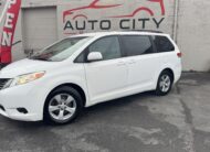 2011 Toyota sienna LE Minivan 4D