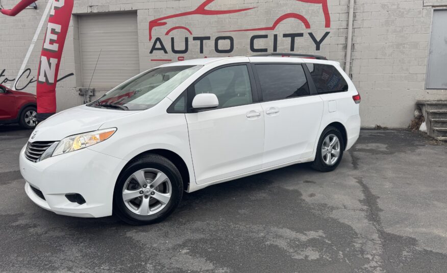 2011 Toyota sienna LE Minivan 4D