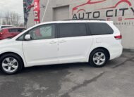 2011 Toyota sienna LE Minivan 4D