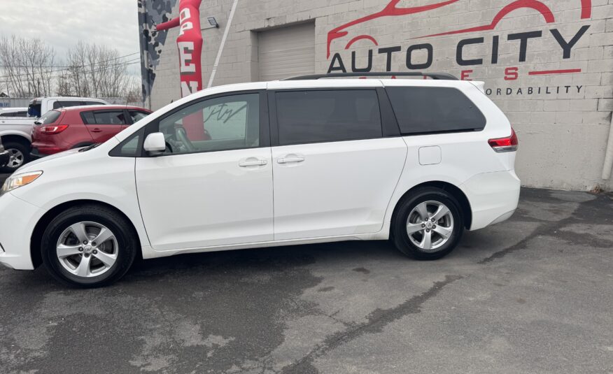 2011 Toyota sienna LE Minivan 4D