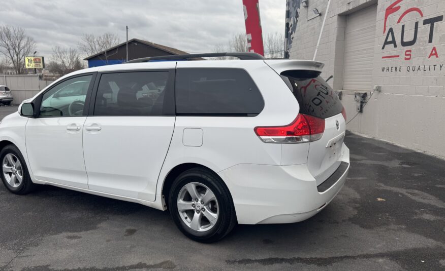 2011 Toyota sienna LE Minivan 4D