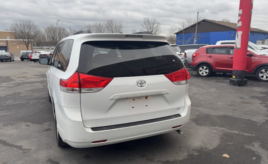 2011 Toyota sienna LE Minivan 4D