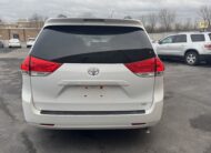 2011 Toyota sienna LE Minivan 4D