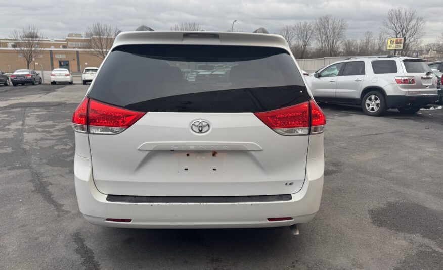 2011 Toyota sienna LE Minivan 4D