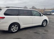 2011 Toyota sienna LE Minivan 4D