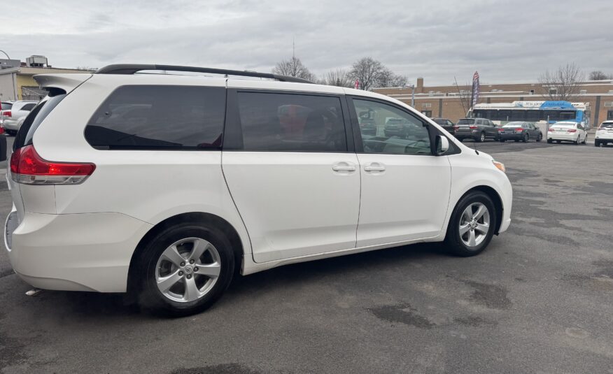 2011 Toyota sienna LE Minivan 4D