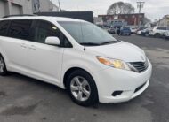 2011 Toyota sienna LE Minivan 4D