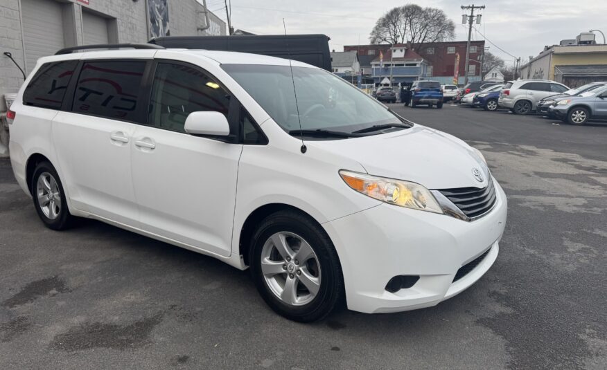 2011 Toyota sienna LE Minivan 4D