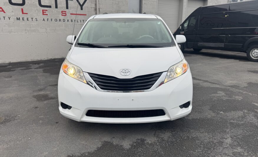 2011 Toyota sienna LE Minivan 4D