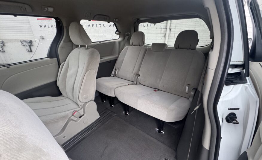 2011 Toyota sienna LE Minivan 4D