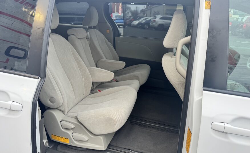 2011 Toyota sienna LE Minivan 4D