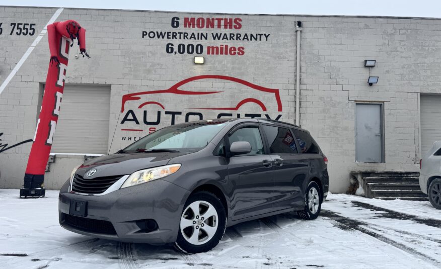 2011 Toyota sienna LE Minivan 4D