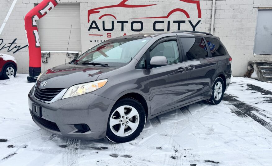 2011 Toyota sienna LE Minivan 4D