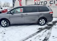 2011 Toyota sienna LE Minivan 4D