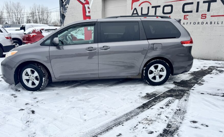 2011 Toyota sienna LE Minivan 4D