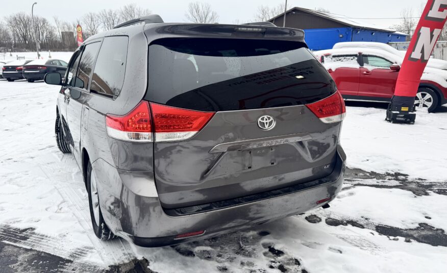 2011 Toyota sienna LE Minivan 4D