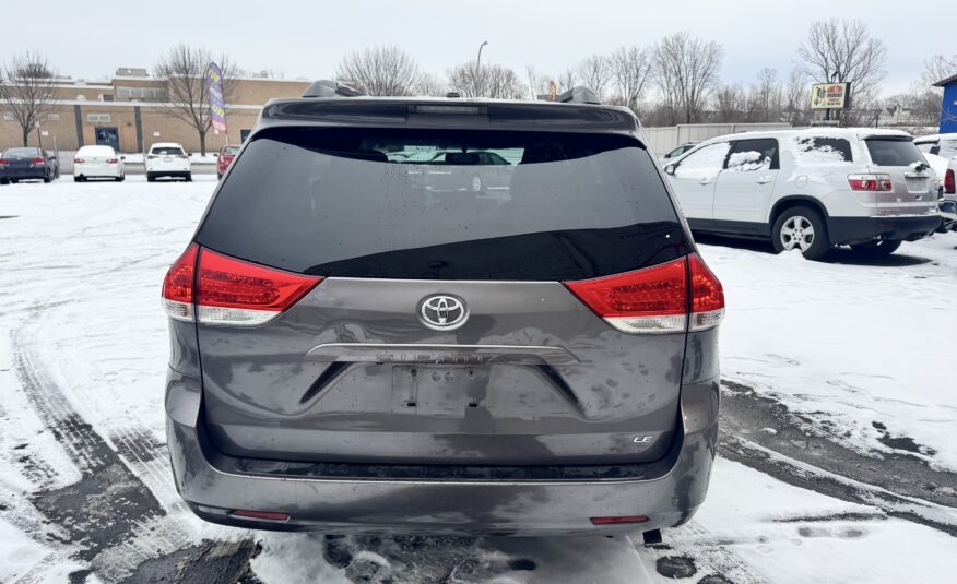 2011 Toyota sienna LE Minivan 4D