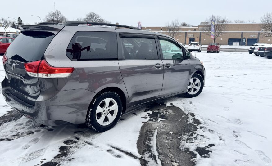 2011 Toyota sienna LE Minivan 4D