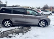 2011 Toyota sienna LE Minivan 4D