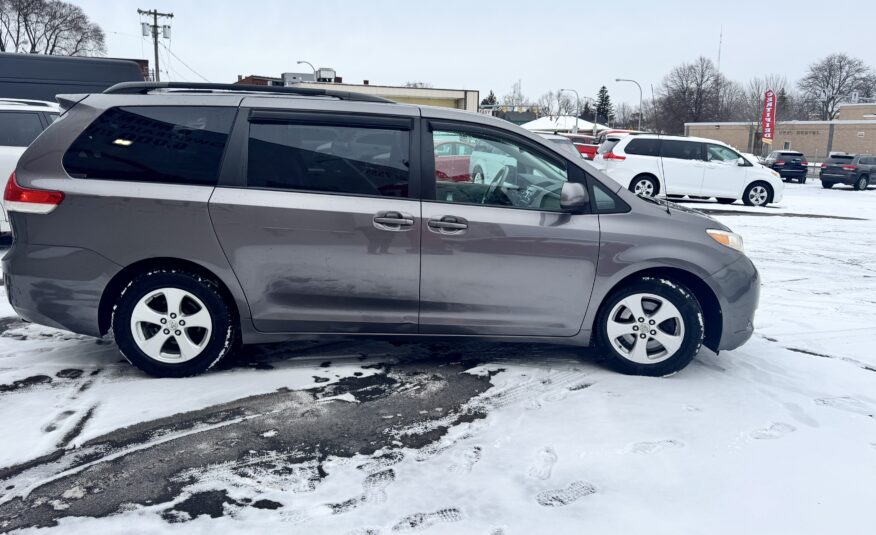 2011 Toyota sienna LE Minivan 4D