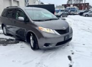 2011 Toyota sienna LE Minivan 4D