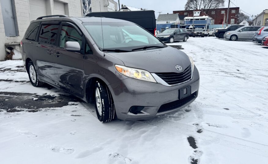 2011 Toyota sienna LE Minivan 4D