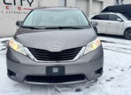 2011 Toyota sienna LE Minivan 4D