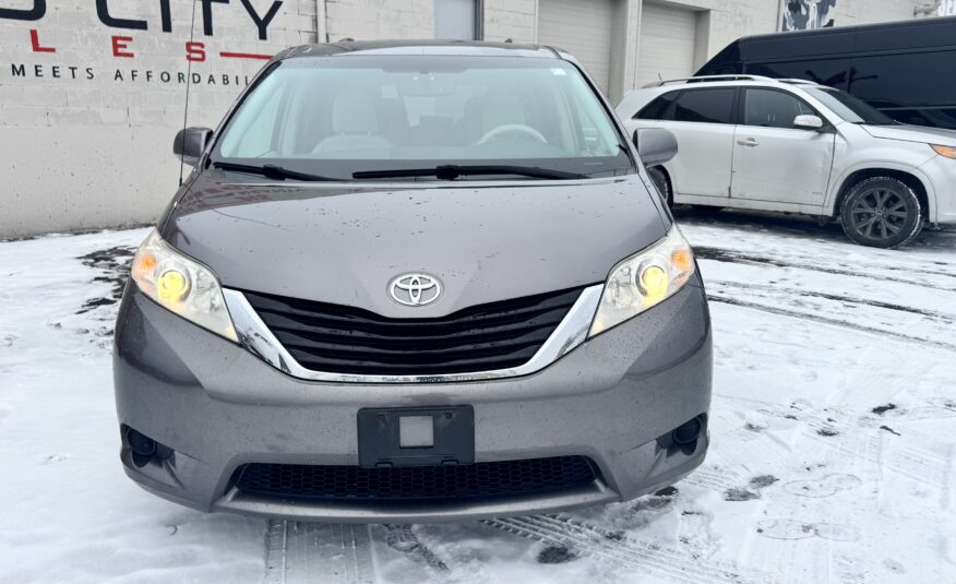 2011 Toyota sienna LE Minivan 4D