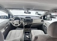 2011 Toyota sienna LE Minivan 4D