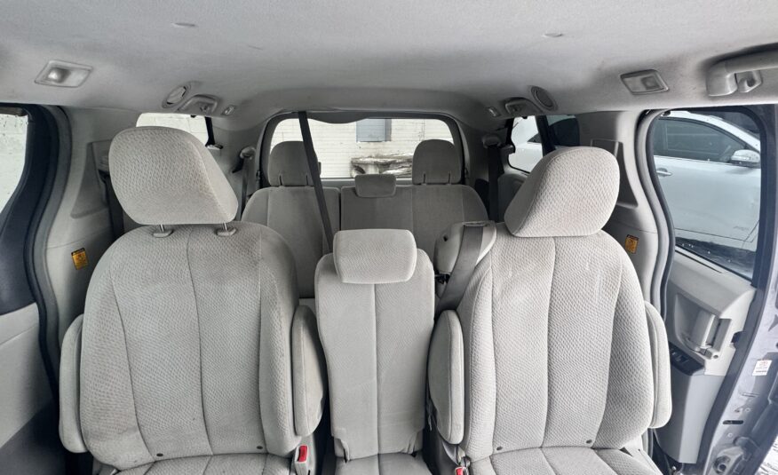 2011 Toyota sienna LE Minivan 4D