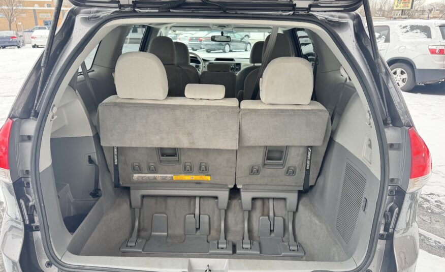 2011 Toyota sienna LE Minivan 4D