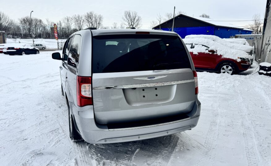 2013 Chrysler town & country Touring-L Minivan