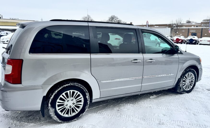 2013 Chrysler town & country Touring-L Minivan