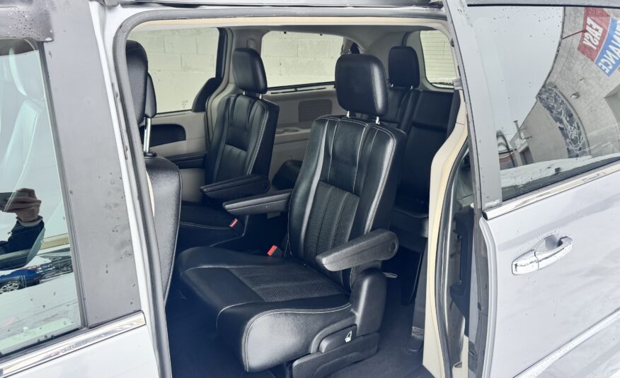 2013 Chrysler town & country Touring-L Minivan